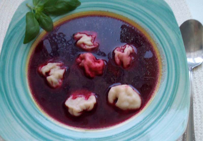 Céklaleves pelmenyivel (Scherer Péter)